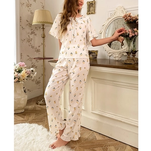 Detailansicht des Pyjama-Sets mit Volant-Ärmelbündchen und gelbem Blumenmuster-Design
