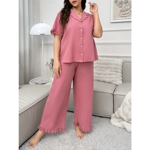 Ensemble de pyjama rose à manches courtes avec col à revers et pantalon large