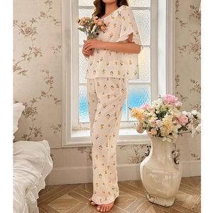 Damen Schlafanzug-Set in Elfenbein mit Blumenmuster, Rüschenoberteil und Hose
