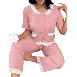 Ensemble pyjama rose pour femme avec dentelle blanche et texture gaufrée douce