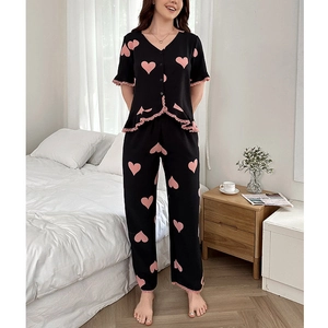 Ensemble pyjama femme noir à imprimé cœurs roses et bordures en dentelle élégantes