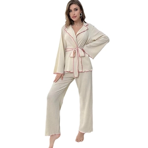 Pyjama plissé pour femme avec bordure contrastée ondulée et haut cache-cœur ceinturé