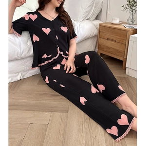 Détails de l'imprimé cœurs roses et de la dentelle sur cet ensemble pyjama boutonné