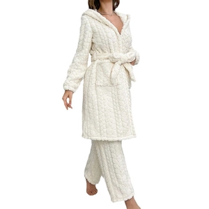 Accappatoio bianco con cappuccio in morbido pile e pantaloni pesanti per donna