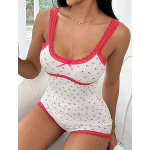 Set pigiama due pezzi in cotone bianco con stampa ciliegie e bordi in pizzo rosso