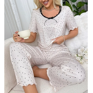 Ensemble pyjama en dentelle pour femmes avec pois noirs sur tissu doux rose clair