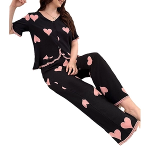 Ensemble pyjama femme avec haut et pantalon à imprimé cœur noir et bordure en dentelle rose