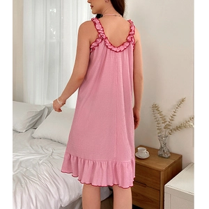 Nuisette rose en seersucker avec bordures volantées rouges et design esthétique doux