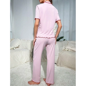 Pigiama da donna rosa set con maniche corte, pantaloni lunghi e bordi a balze