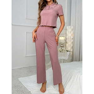 Pigiama da donna rosa a costine in due pezzi con top a polo a maniche corte e pantaloni larghi