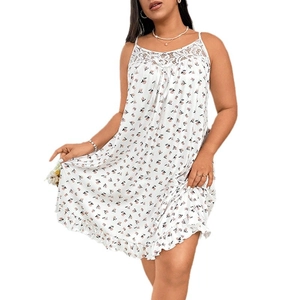 Nuisette d'été à fleurs avec décolleté en dentelle blanche et ourlet à volants pour femme