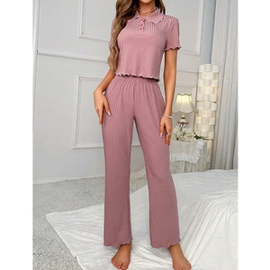 Set pigiama rosa antico a coste con maniche corte e orlo a volant stile casual