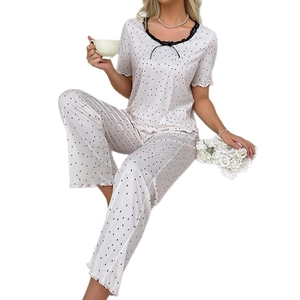 Ensemble pyjama satiné pour femme à pois avec dentelle et manches courtes blanc crème