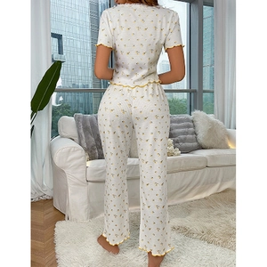 Ensemble pyjama floral à col carré avec bords à volants et haut court dans un décor maison