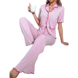 Set pigiama rosa da donna con maglia a maniche corte e rifiniture ondulate rosse