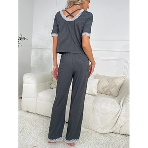 Ensemble de pyjama gris rayé deux pièces pour femme avec dentelle et dos croisé élégant