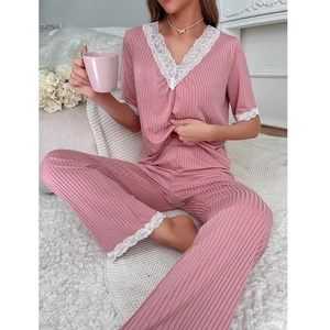 Pyjama rayé rose avec haut en dentelle à col en V et pantalon large pour la maison