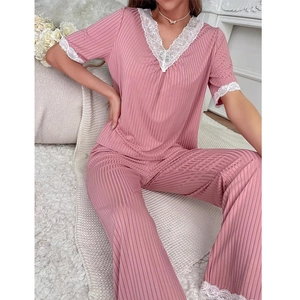 Ensemble pyjama rose deux pièces avec col en V, bordure en dentelle et rayures
