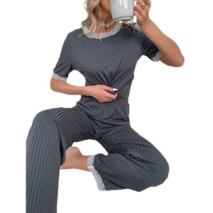 Pyjama deux pièces gris foncé pour femme avec bordures en dentelle et texture rayée