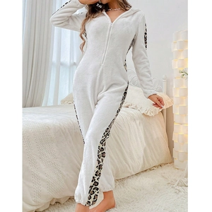 Vue détaillée d'un pyjama une pièce en polaire blanche avec des empiècements léopard