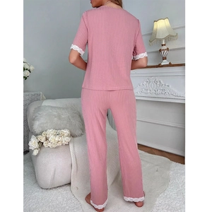 Vue arrière du pyjama rose à rayures avec dentelle blanche sur les manches et le pantalon