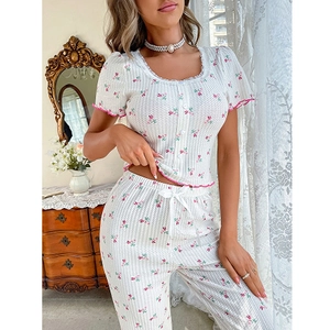 Détail de pyjama gaufré floral avec col en dentelle et bordure rose ondulée