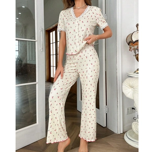 Set pigiama da donna con stampa ciliegie, finiture in pizzo e righe verticali