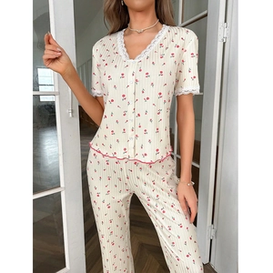 Set pigiama da donna in 2 pezzi con stampa a ciliegie, pizzo e scollo a V