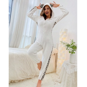Pyjama combinaison à capuche léopard pour femme en tissu pelucheux blanc