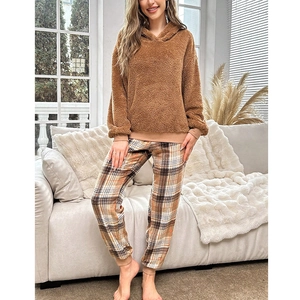 Pyjama femme en polaire peluche avec haut à capuche et pantalon à carreaux pour hiver