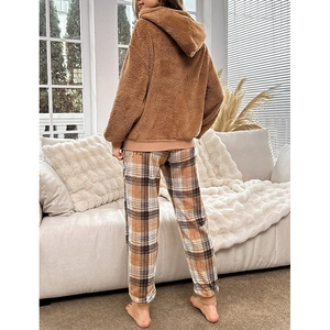 Ensemble pyjama femme avec haut à capuche en polaire pelucheuse et pantalon à carreaux