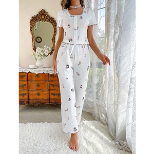 Détails du pyjama en maille gaufrée à fleurs avec bords ondulés et imprimé floral