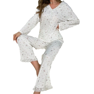 Pyjama femme à fleurs avec haut à manches longues, col V et bordure en dentelle douce