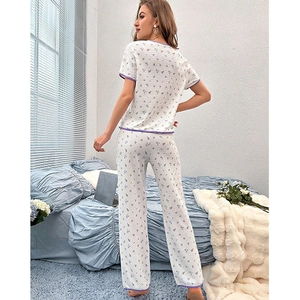 Pigiama due pezzi da donna con stampa floreale, maglia corta e pantaloni in tessuto a nido