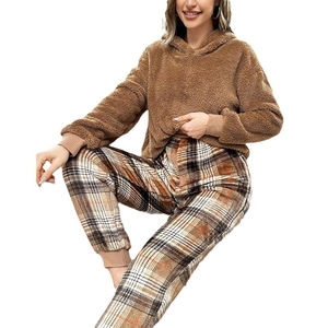 Ensemble de détente avec sweat à capuche en polaire marron et pantalon à carreaux