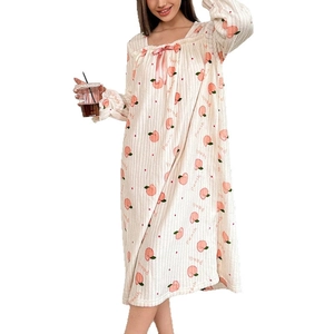 Damen Korallenfleece Nachthemd mit Pfirsich-Print, eckigem Ausschnitt und rosa Schleife