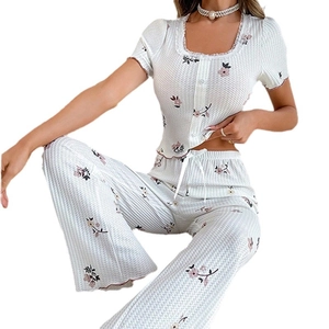 Pyjama floral pour femme avec haut à col carré en dentelle et pantalon large blanc et violet