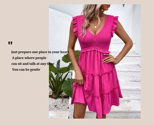 Détail d'une robe d'été fuchsia sans manches avec buste smocké et volants aux épaules