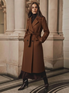 Cappotto classico in lana marrone scuro con bottoni doppiopetto e cintura in vita