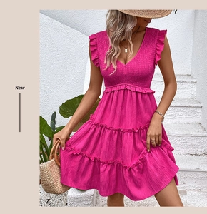 Détail de robe d'été rose fuchsia avec col en V à volants et ourlet étagé sur mannequin