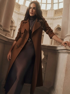 Dettaglio del cappotto classico in lana marrone a doppiopetto con cintura e revers