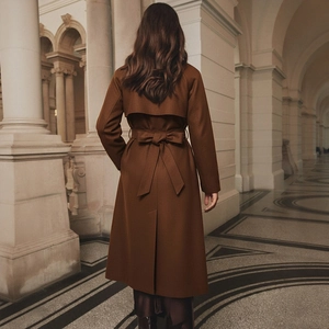Vista posteriore di un cappotto classico di lana marrone da donna con fiocco e spacco