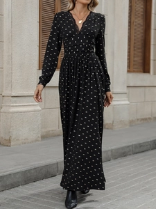 Robe longue noire élégante avec imprimés nœuds dorés, décolleté en V et détails à la taille