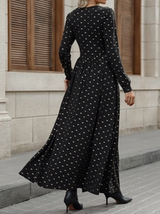 Robe longue noire élégante avec imprimés nœuds dorés et détails en dentelle col en V fluide