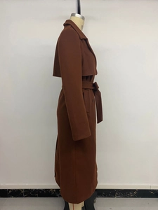 Vista laterale del cappotto classico in lana marrone con ampi revers e cintura in vita