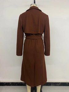 Vista posteriore di un cappotto di lana marrone con mantellina e cintura in vita