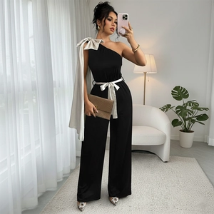 Combinaison élégante asymétrique noire avec des détails de nœuds en satin blanc femme