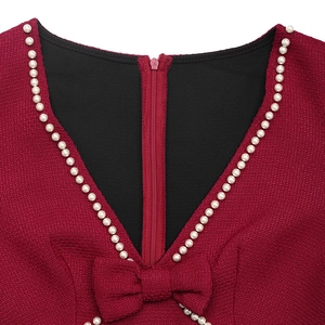 Col en V de robe en tweed rouge avec perles blanches et nœud décoratif élégant