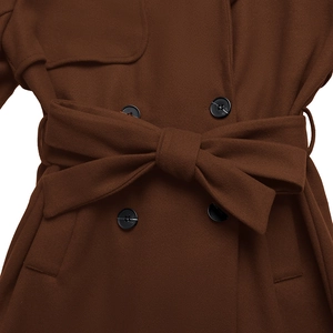 Dettaglio cappotto in lana marrone scuro con bottoni doppiopetto e cintura in vita