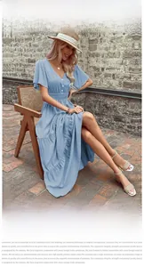 Dettaglio dell'abito lungo azzurro con scollo a V, maniche a volant e vita arricciata